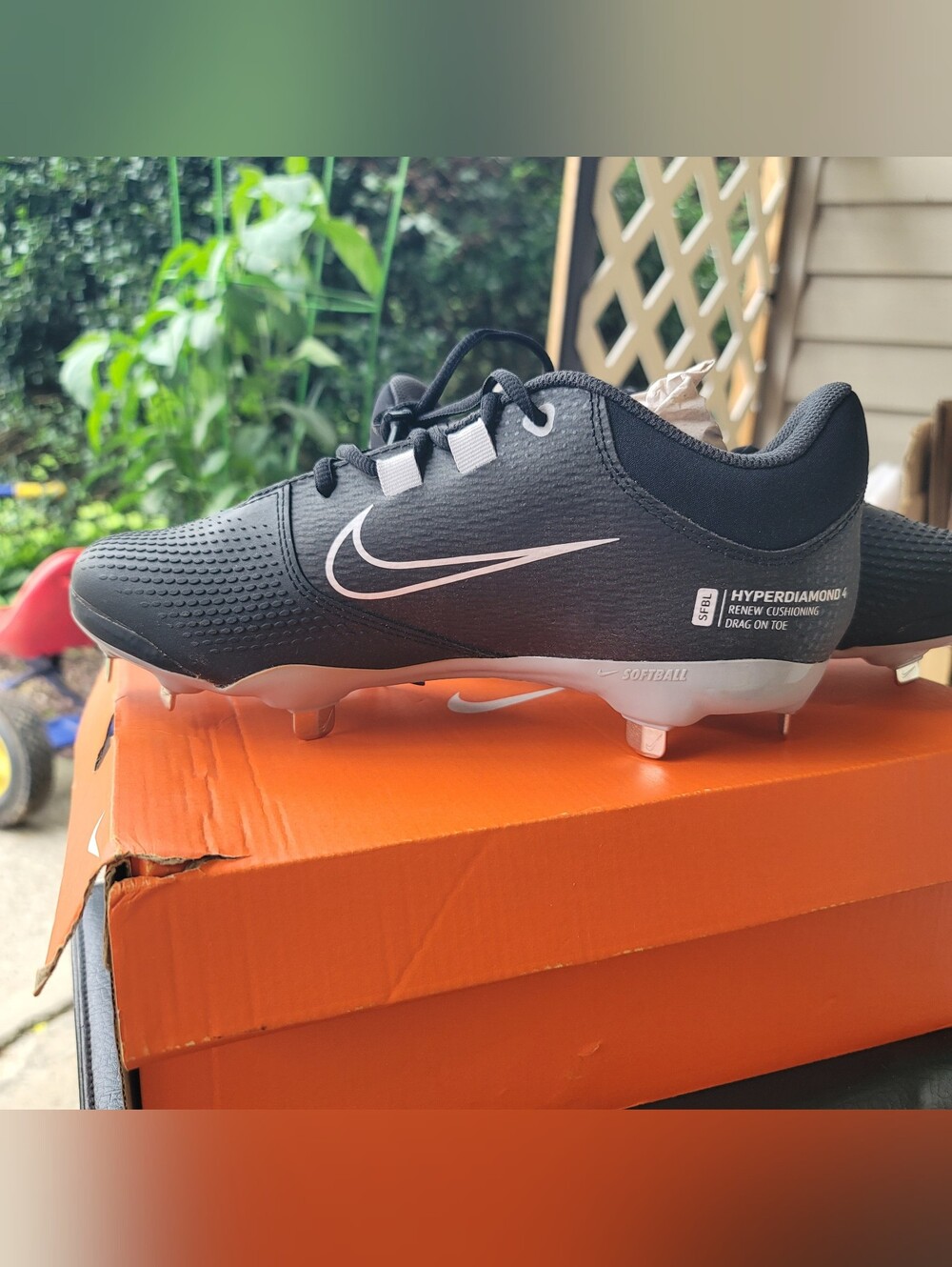 NWOT. Nike Women’s Hyperdiamond 4 SFBL Cleats. Size 8.5